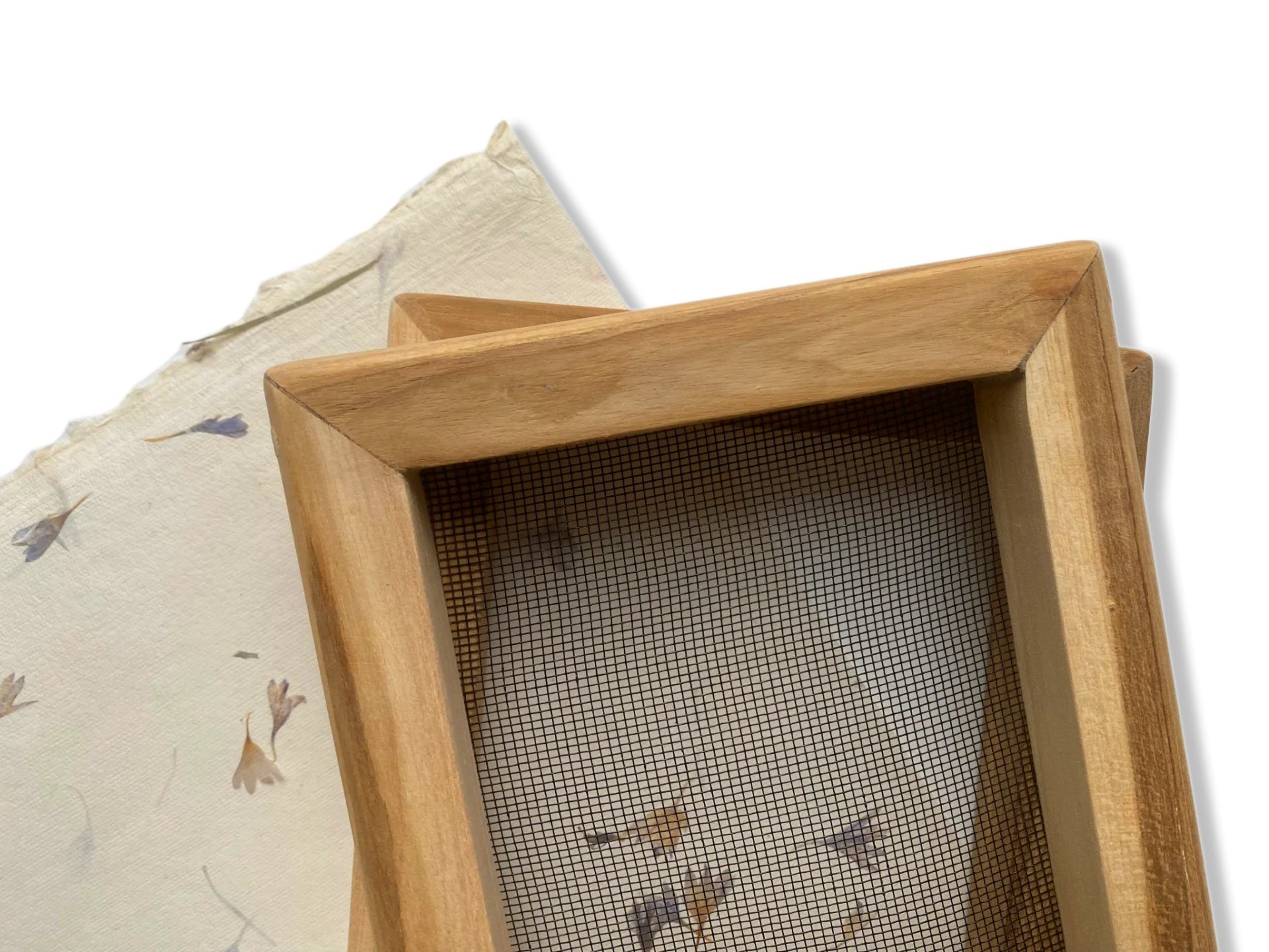 Detailaufnahme des zweiteiligen A6 Papierschöpfrahmens mit warmer Holzmaserung