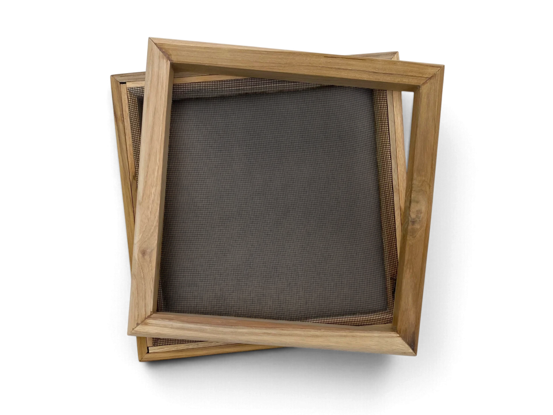 Zweiteiliger quadratischer Papierschöpfrahmen 21x21 cm aus massivem Naturholz auf weißem Grund