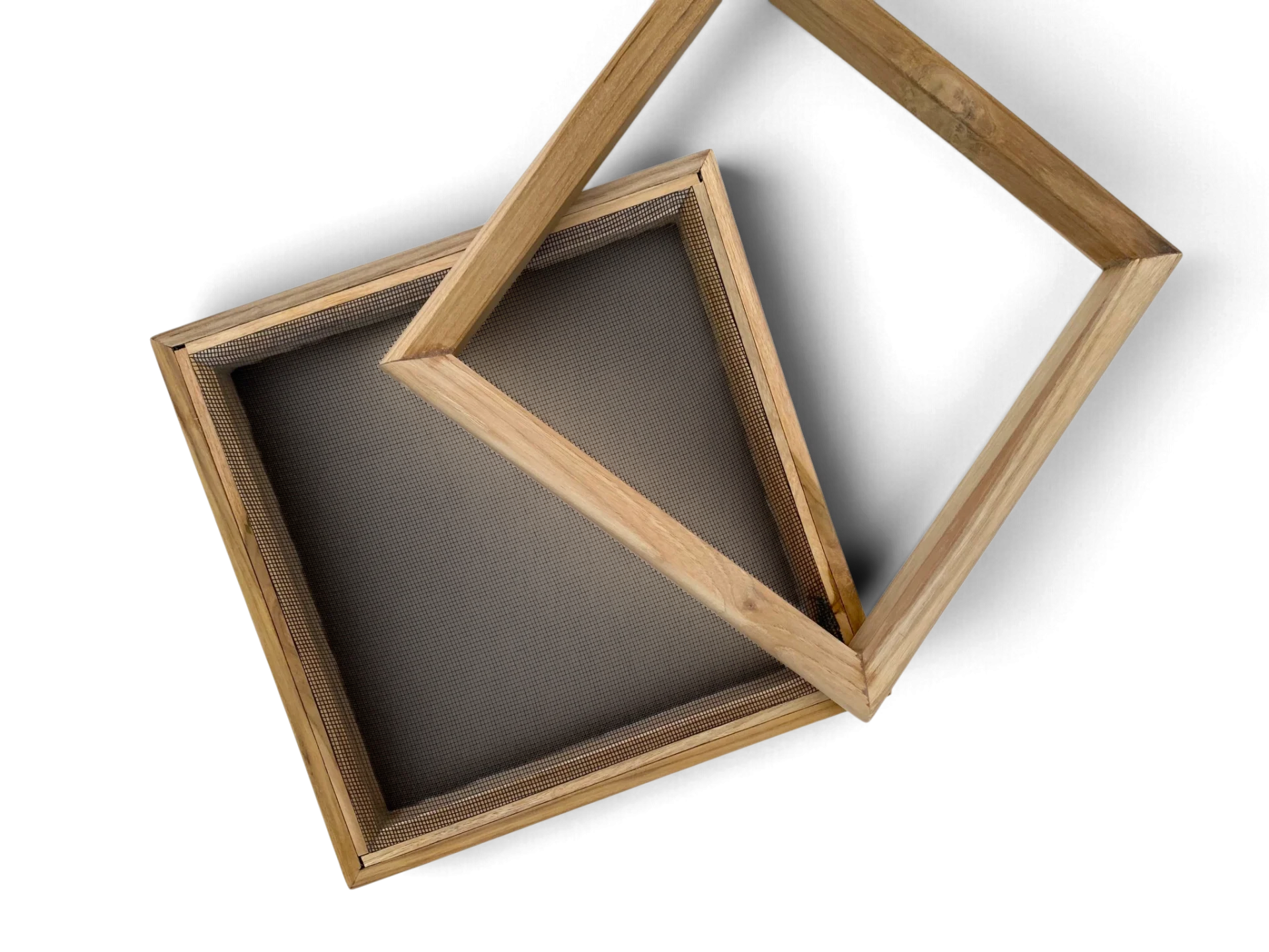 Draufsicht auf das feinmaschige Schöpfsieb des quadratischen 21x21 cm Papierschöpfrahmens
