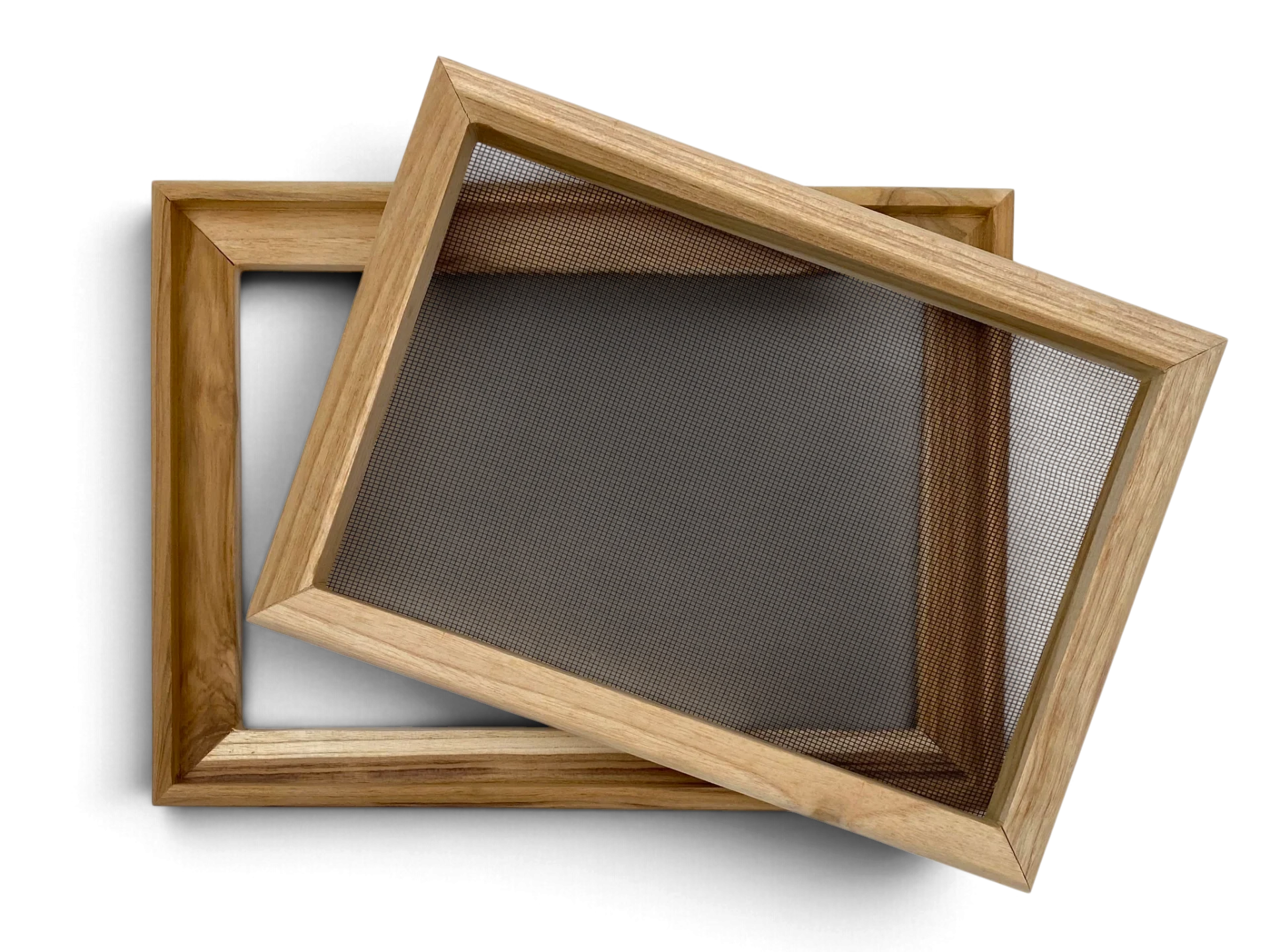 Zweiteiliger Papierschöpfrahmen 17x25,5 cm mit Stecksystem aus Naturholz auf weißem Untergrund