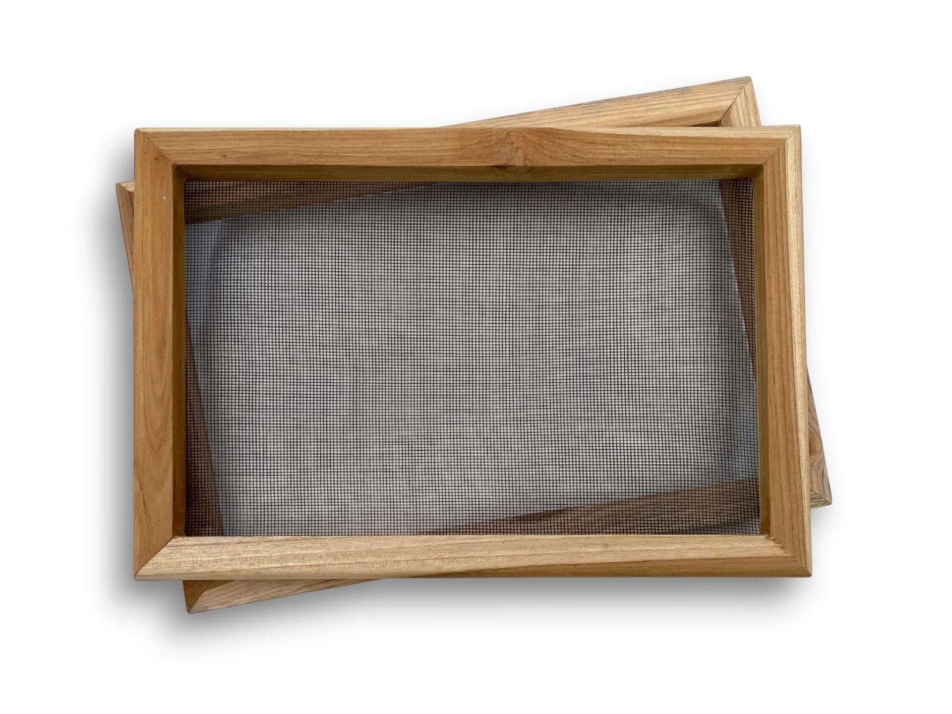 Klassischer zweiteiliger Papierschöpfrahmen 17x25,5 cm aus Naturholz auf weißem Grund
