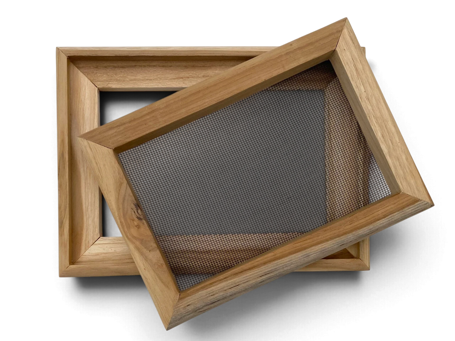 Zweiteiliger Papierschöpfrahmen 11x17 cm mit Stecksystem aus Naturholz auf weißem Untergrund